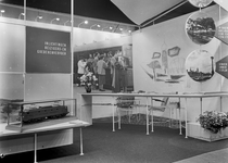 836153 Interieur van de stand van de Nederlandse Spoorwegen en Van Gend & Loos op de Jaarbeurs (Voorjaarsbeurs) aan de ...